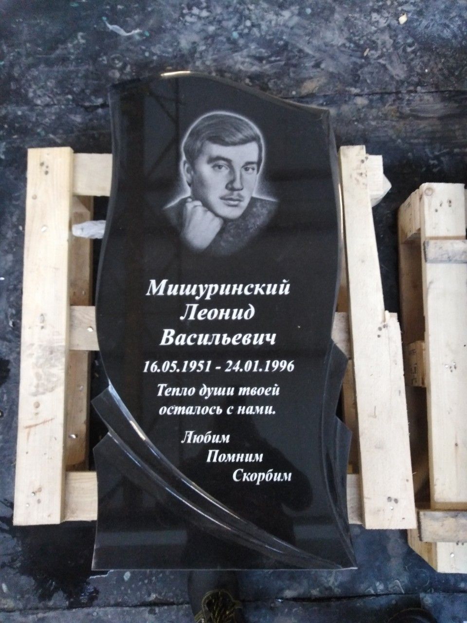 Памятник №075 из черного гранита — фото 2