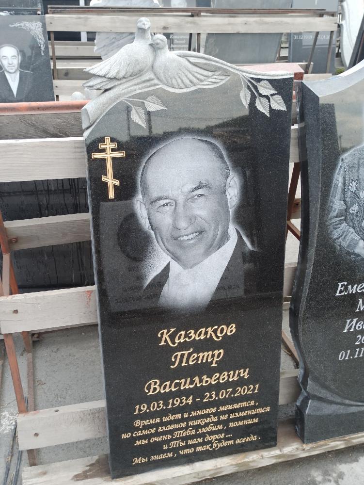Памятник №133 из черного гранита с голубями — фото 4
